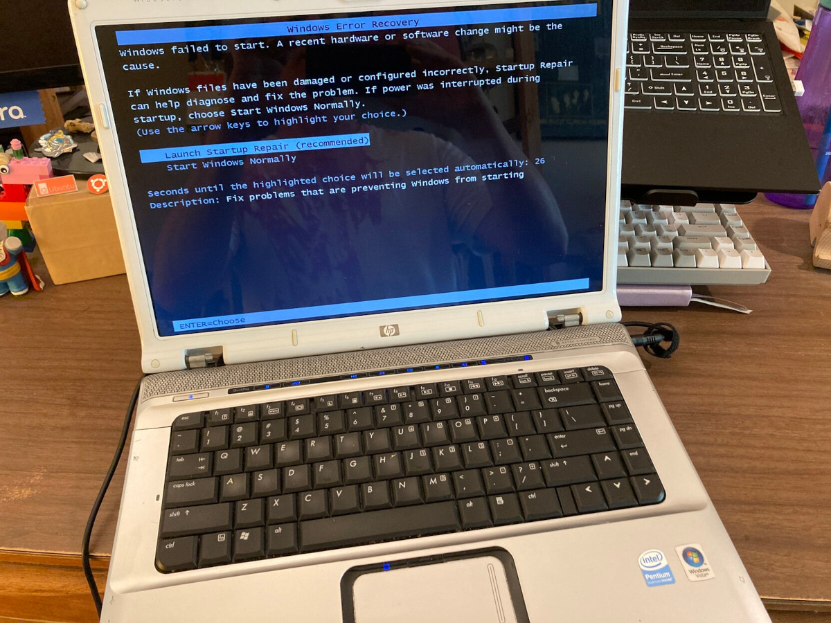 Photo of HP laptop booted up with new display